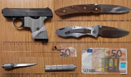 "Schwarzfahrer" versucht gefälschten 50-Euro-Schein zu tauschen und führt weiteres Falschgeld, eine Schreckschusswaffe samt Munition, Drogen sowie diverse Messer bei sich