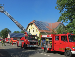 Brennender Dachstuhl in Mahlsdorf nach Kurzschluss an Solaranlage
