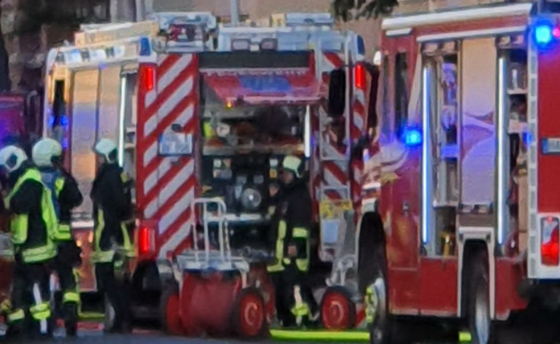 Technischer Defekt löst Brand in Magdeburg-Sudenburg aus - zwei Autos abgebrannt, zwei beschädigt