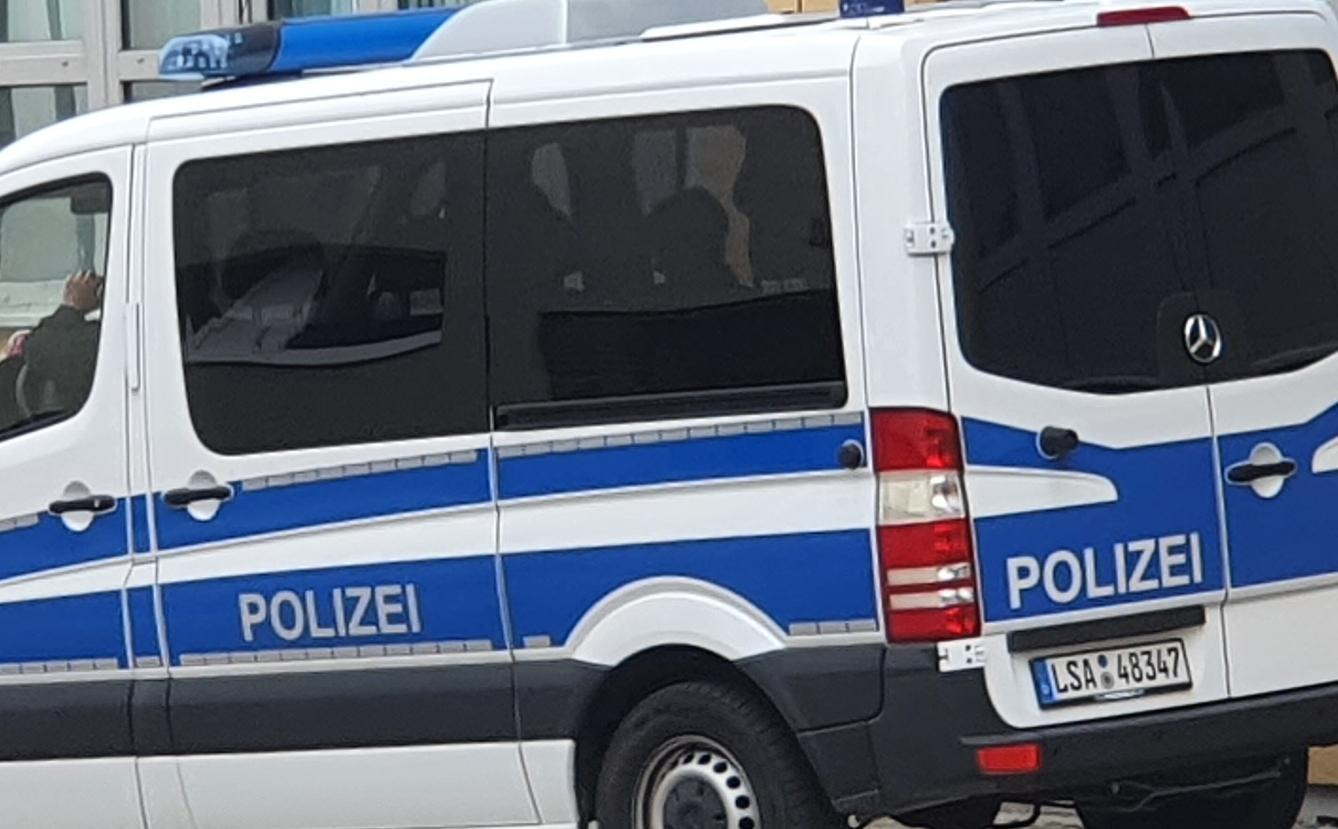 Aggressives Paar würgt junge Mutter am Hauptbahnhof Stendal bewusstlos und greift Polizisten an