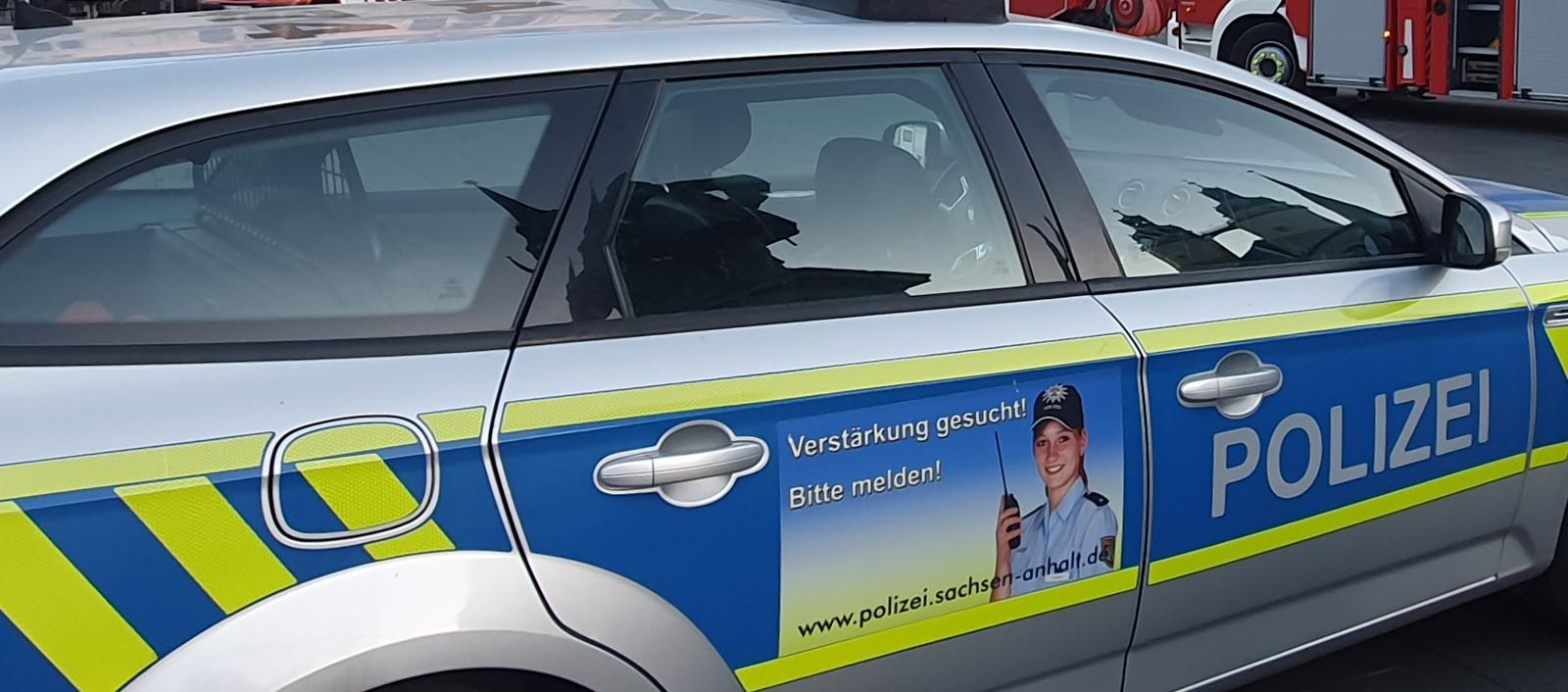 Mann bedroht in Magdeburg Passanten in einer Straßenbahn-Haltestelle mit einem Messer
