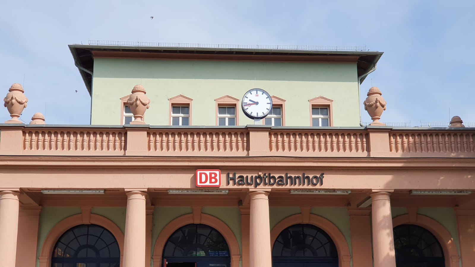 Mann sucht Brombeeren an der Bahnstrecke zwischen Naumburg und Weißenfels