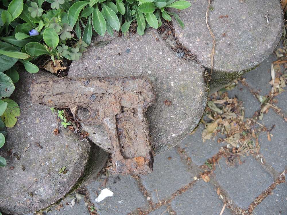 Beim "Buddeln": Verrostete Pistole im Garten in Langenweddingen gefunden