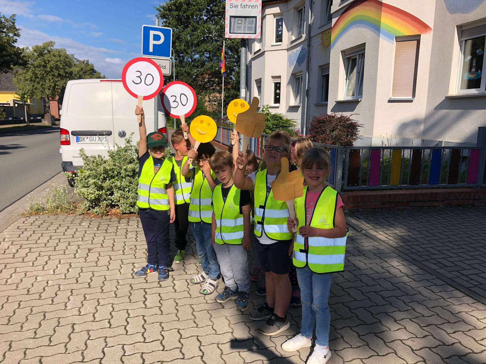 Mit Smileys und Temposchildern: Kinder machen Verkehrskontrolle in Oebisfelde