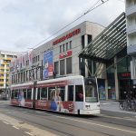 Autofahrer in Dessau kracht ins Gleisbett der Straßenbahn