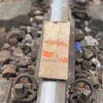 Entgleisungsgefahr: Kinder im Bahnhof Wolmirstedt legen Holzkeile und Steine auf die Gleise