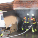 Brennende Garage in Tangermünde - Auslöser war wohl das Batterieladen an einem Auto