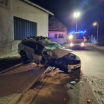 Totalschaden: Betrunkener in Ermsleben im Harz kracht mit seinem Auto gegen eine Hauswand