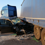 Unfall auf der B71 in Salzwedel: LKW-Fahrer missachtet Vorfahrt, Auto kracht in Sattelzug