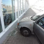 Fahrübung mit 17-Jähriger Tochter misslungen: Auto in Wolmirstedt kracht in Schaufensterscheibe