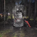 Forstwirtschaftliches Arbeitsgerät brennt im Wald bei Bülstringen in der Börde ab