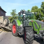 Traktoranhänger kippt in Mehmke in der Altmark um